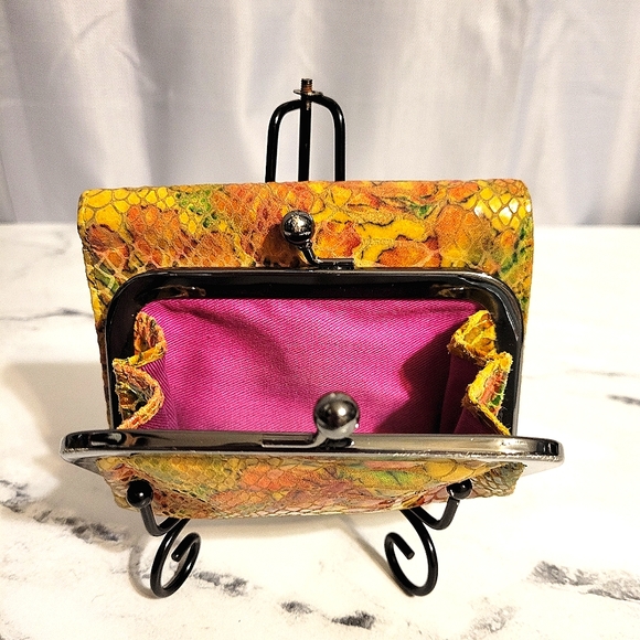 Vintage HOBO Int'l 'Robin' Embossed Autumn Pattern Leather Wallet w/Kisslock - Picture 3 of 11